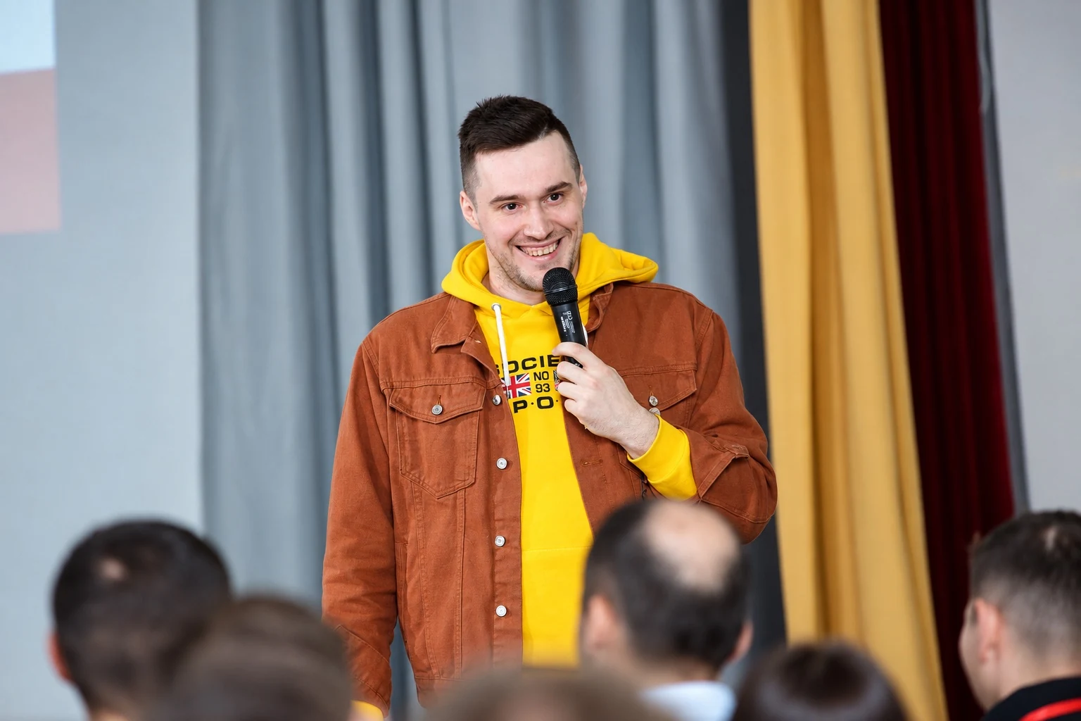 Илья Гуцалюк с микрофоном перед слушателями
